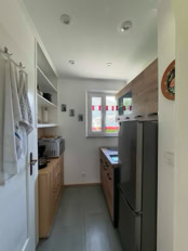 vollausgestatteter Küche mit Kaffemaschiene, Toaster, Wasserkocher, Microwelle mit Backfunktion, Eierkocher